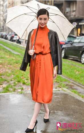  细雨中的米兰时装周 雨伞成为搭配工具