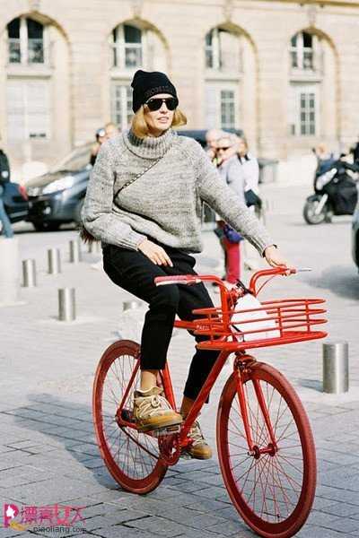  低碳前卫 单车女孩演绎街头时尚