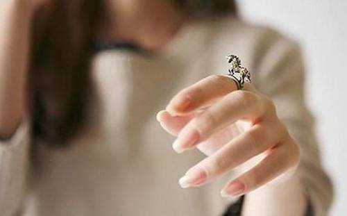  情侣戒应该戴在哪个手指才正确？这样戴不尴尬！