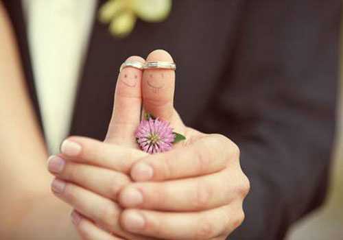  情侣戒应该戴在哪个手指才正确？这样戴不尴尬！