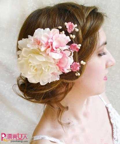 花朵点缀新娘发型 打造时尚婚礼