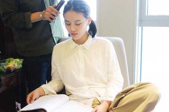  刘亦菲穿白衬衫又帅又美 夏天白衬衫搭配