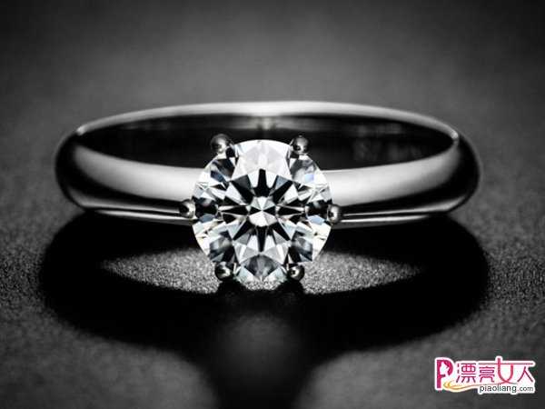  钻石戒指戴在哪个手指 见证最纯净的爱情