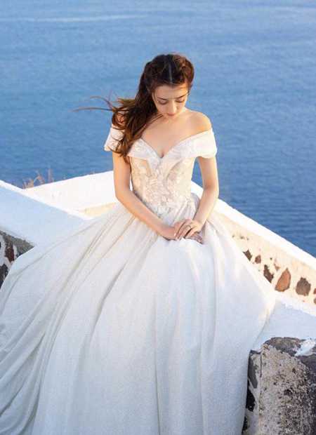 热巴希腊拍婚纱大片 造型像极了童话里的公主