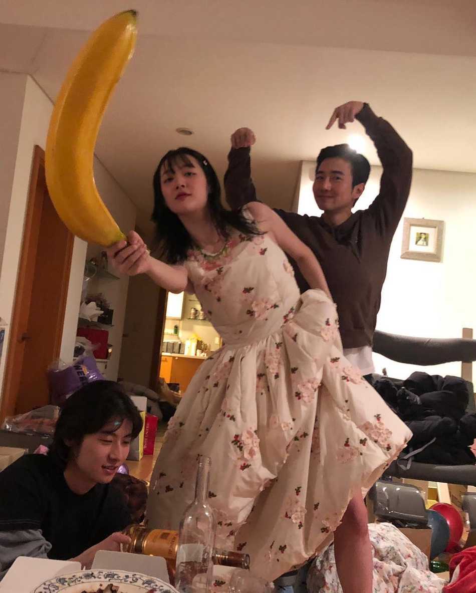  雪梨穿无袖碎花长裙 与朋友举着香蕉道具拍照嗨玩