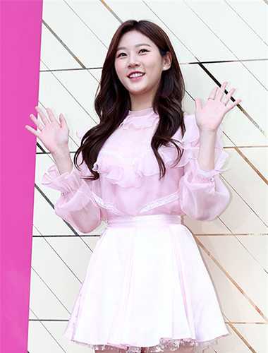  韩国女星示范夏季清新穿搭 甜美迷人