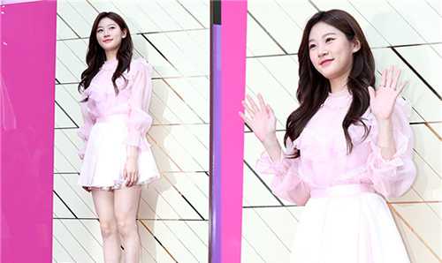 韩国女星示范夏季清新穿搭 甜美迷人