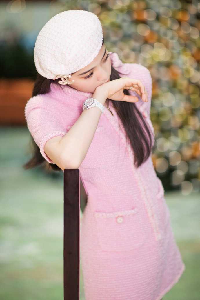  欧阳娜娜身穿粉色连衣裙 造型青春甜美