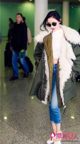  女星机场穿搭 大衣羽绒服全上身就是要温暖