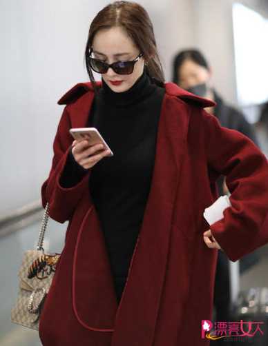  杨幂穿上酒红色大衣太美了 冬天最美的颜色果然是酒红