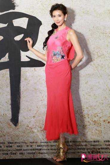  女星情迷中国风 复古旗袍重现时尚经典