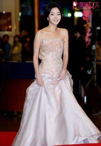  韩国颁奖典礼 女星性感奢华服饰惹人妒