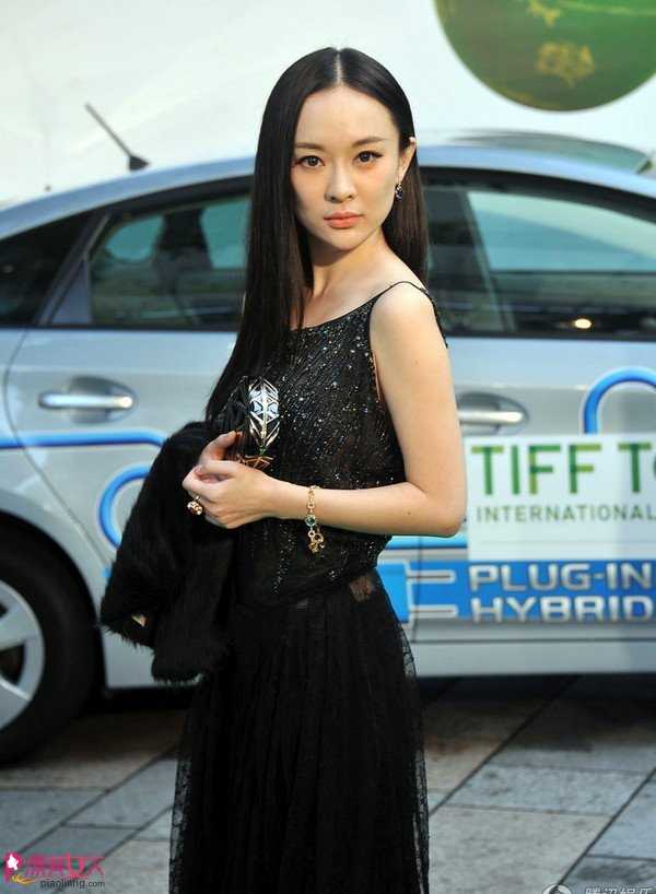  霍思燕黑色气质裙装亮相东京电影节