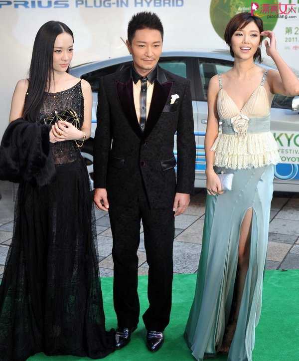  霍思燕黑色气质裙装亮相东京电影节