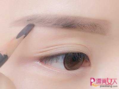  韩式半永久的眉形——直线眉形