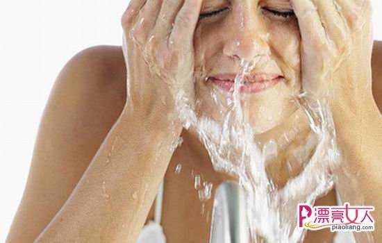  洗脸用热水还是冷水好  选对水温洗出白嫩肌肤