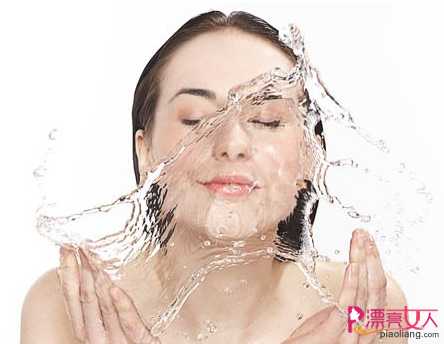  混合性肤质的如何正确洗脸 混合性皮肤护肤品的使用方法