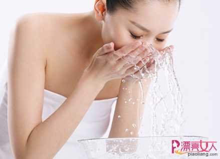  淘米水洗脸可以用洗面奶吗 提前使用洗面奶可提高清洁力