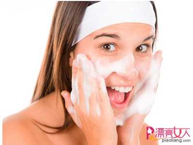  适合干性肤质的正确洗脸方法 洗脸温度很重要