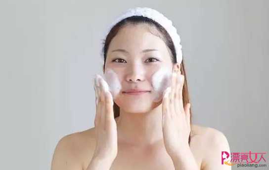  冬季正确洗脸的方法 告别脸部干燥！
