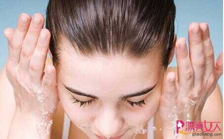  用盐水洗脸的正确方法 如何用盐水洗脸不伤肌肤
