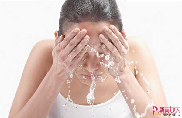  用盐水洗脸的正确方法 如何用盐水洗脸不伤肌肤