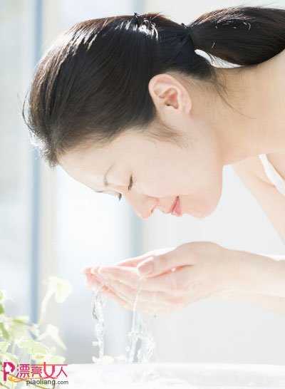  正确洗脸方法+错误面膜方法 谨记护肤小细节