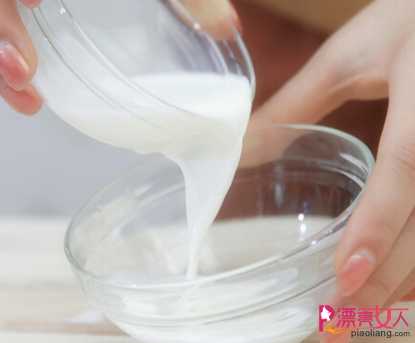  牛奶美白面膜怎么做？ 牛奶面膜功效多
