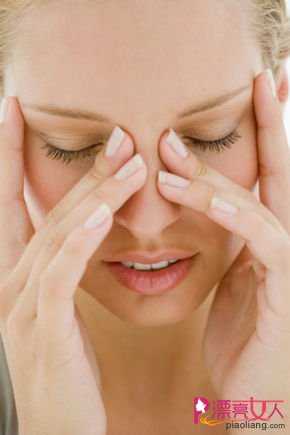  熬夜族必知预防黑眼圈水肿脸的方法