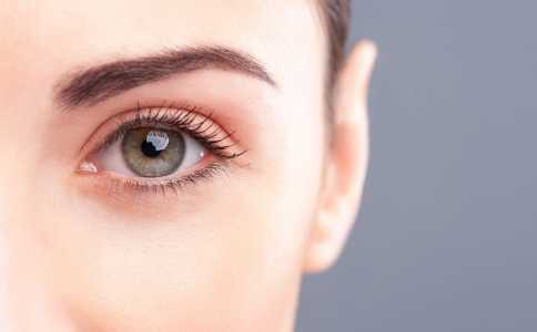 眼霜和眼部精华有何区别？用眼霜为什么会长脂肪粒