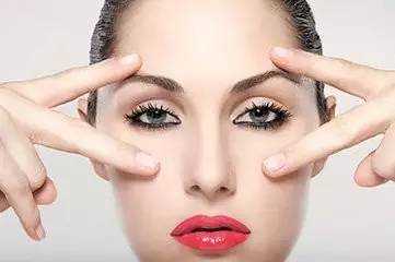  眼部护理的方法 呵护眼部皮肤的4种方法