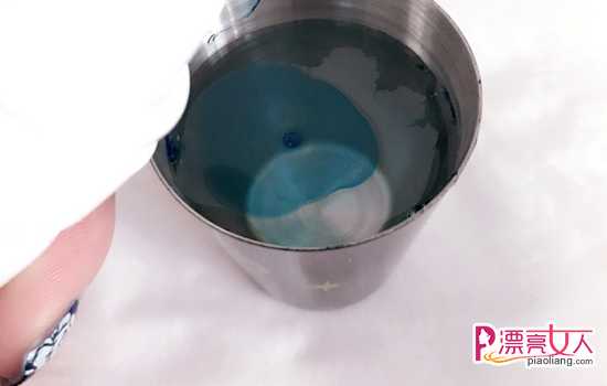 水染指甲油怎么做 青花瓷水染美甲教程