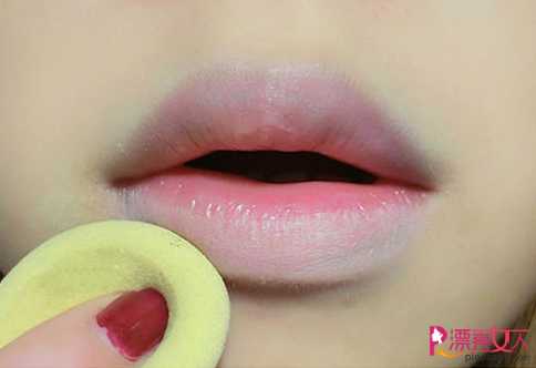  韩式雾面唇妆的教程 简单3步骤画出美丽红唇