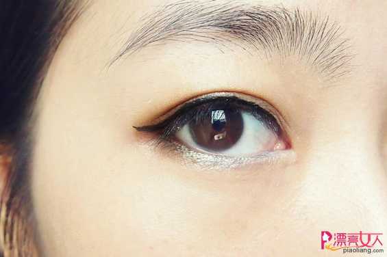  韩式咬唇妆+低调眼线 最清新的韩妆画法