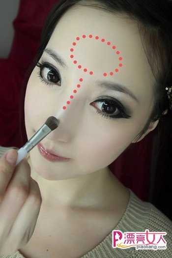  韩式甜美小烟熏妆的画法 灰色眼影下的完美眼妆
