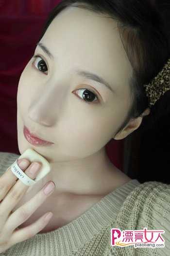  韩式甜美小烟熏妆的画法 灰色眼影下的完美眼妆