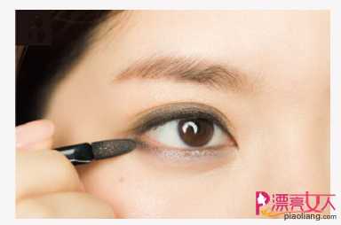 灰色眼影怎么画 浅灰色让你的眼妆更加有层次