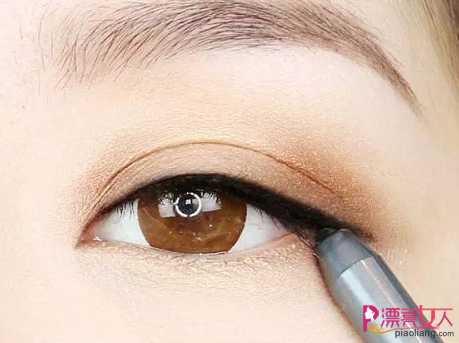  用眼线笔怎么画眼线 适合新手的画眼线教程