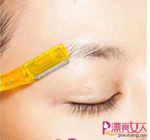  如何用眉笔修出自然眉形 眉形能改变你的气质