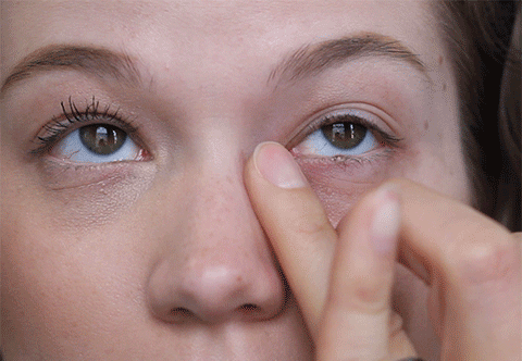  如何化妆去眼袋 入门级眼部化妆教程推荐