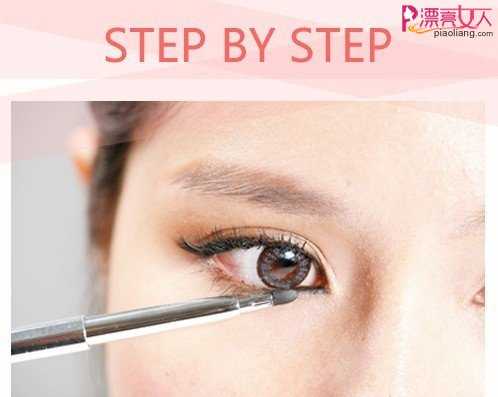  韩式猫眼妆教程 助你打造犀利眼神