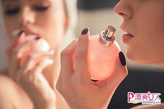  选择香水要考虑什么 香水喷在什么位置留香更久？