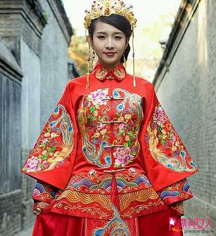  古装搭配上中式新娘盘发 最美的还是中式新娘