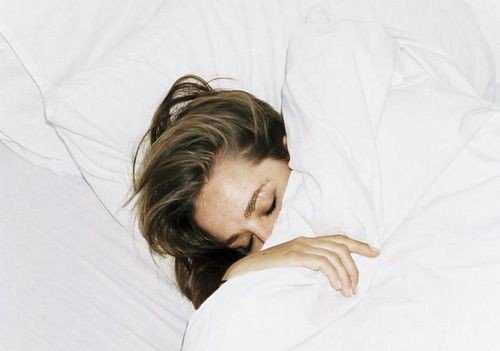  头发不干就睡觉有什么危害 容易导致这6种后果