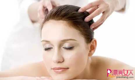  头皮屑的危害 头皮屑产生的原因和处理方法