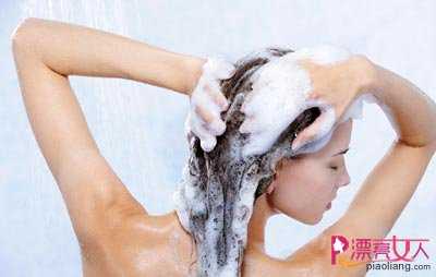 油性头皮洗头技巧 夏季如何巧护发?