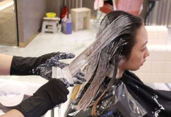 染发后可以用洗发水吗？染发后多久可以洗头？
