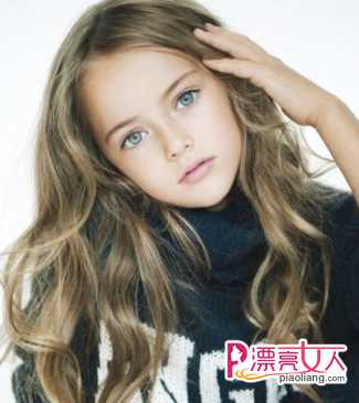  9岁少女成国际超模 金发最亮眼时髦