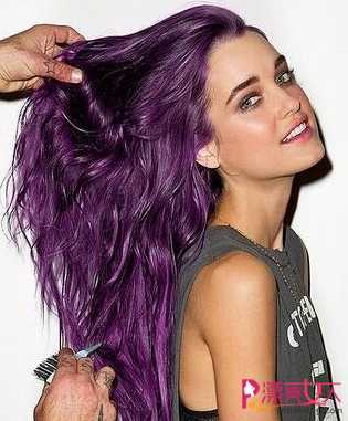  女生紫色渐变色染发发型 时尚的紫色渐变色染发