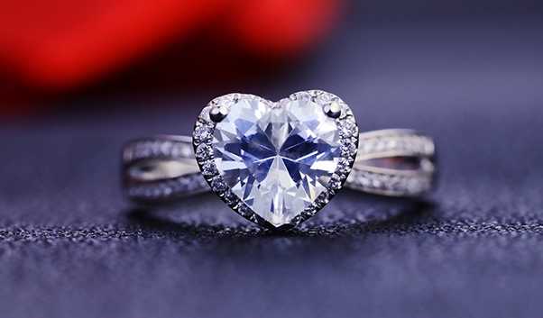  求婚戒指选哪种比较好？钻石戒指、宝石戒指还是什么？